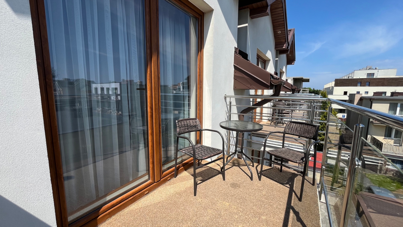 Pokój z balkonem - wnętrze